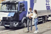 Voznik Renault Trucks D Z.E. dostavi stranki paket.