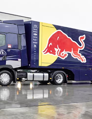 SEDEM TOVORNJAKOV RENAULT TRUCKS T ZA MOŠTVO RED BULL RACING