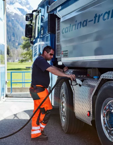 Renault Trucks C Cab 2.5 m in Switzerland next to Splügen - Driver filling up