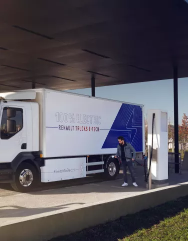 Man charging a Renault Trucks E-Tech D