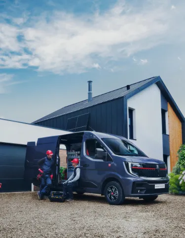 Renault Trucks Master Red EDITION Exclusive - Van in the courtyard of a detached house with tradesmen installing photovoltaic panels